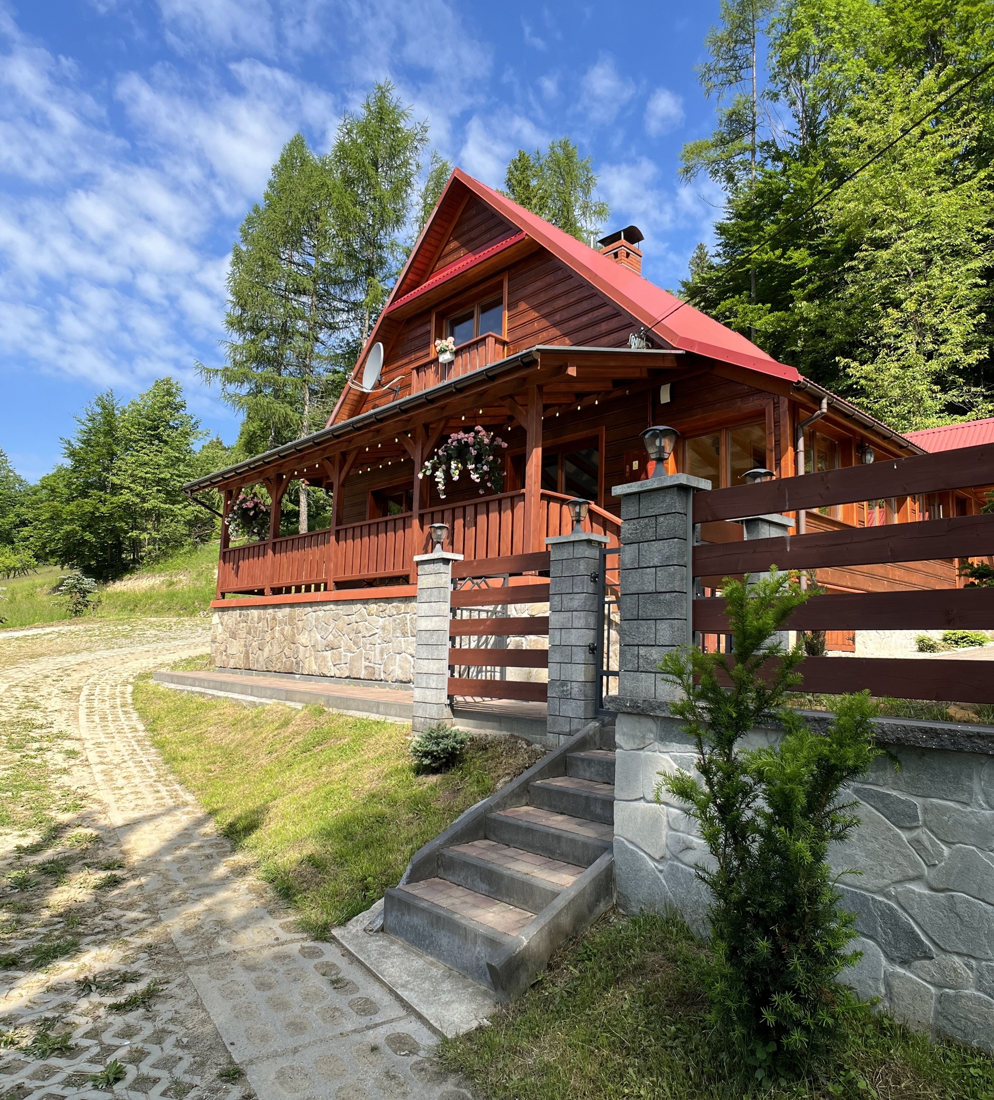 Widok z balkonu na Beskidy